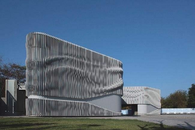 来宾浅谈现代建筑采用网架结构安装的主要优势和应用